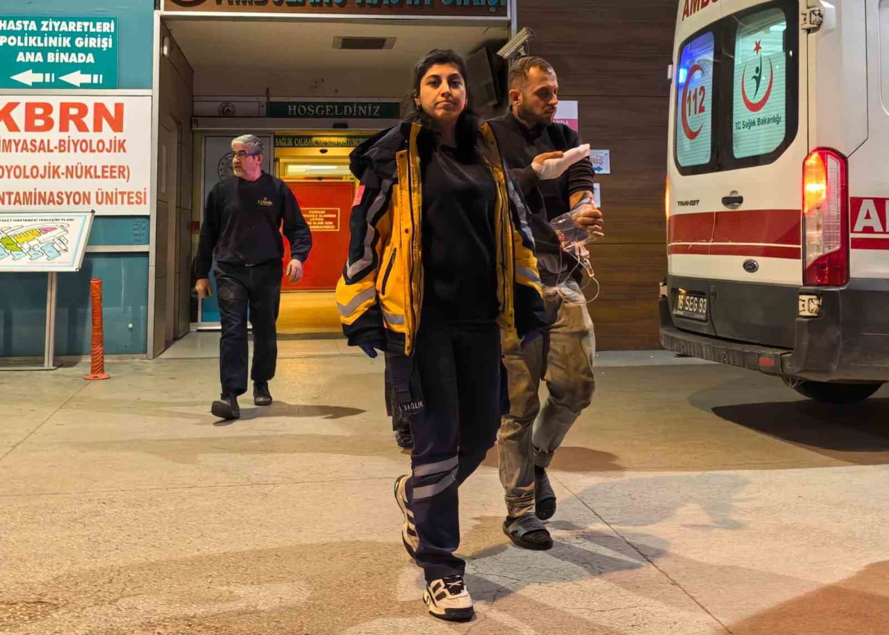 BURSA'NIN İNEGÖL İLÇESİNDE ELİNİ YEM KARMA MAKİNESİNE KAPTIRAN GENÇ YARALANDI.