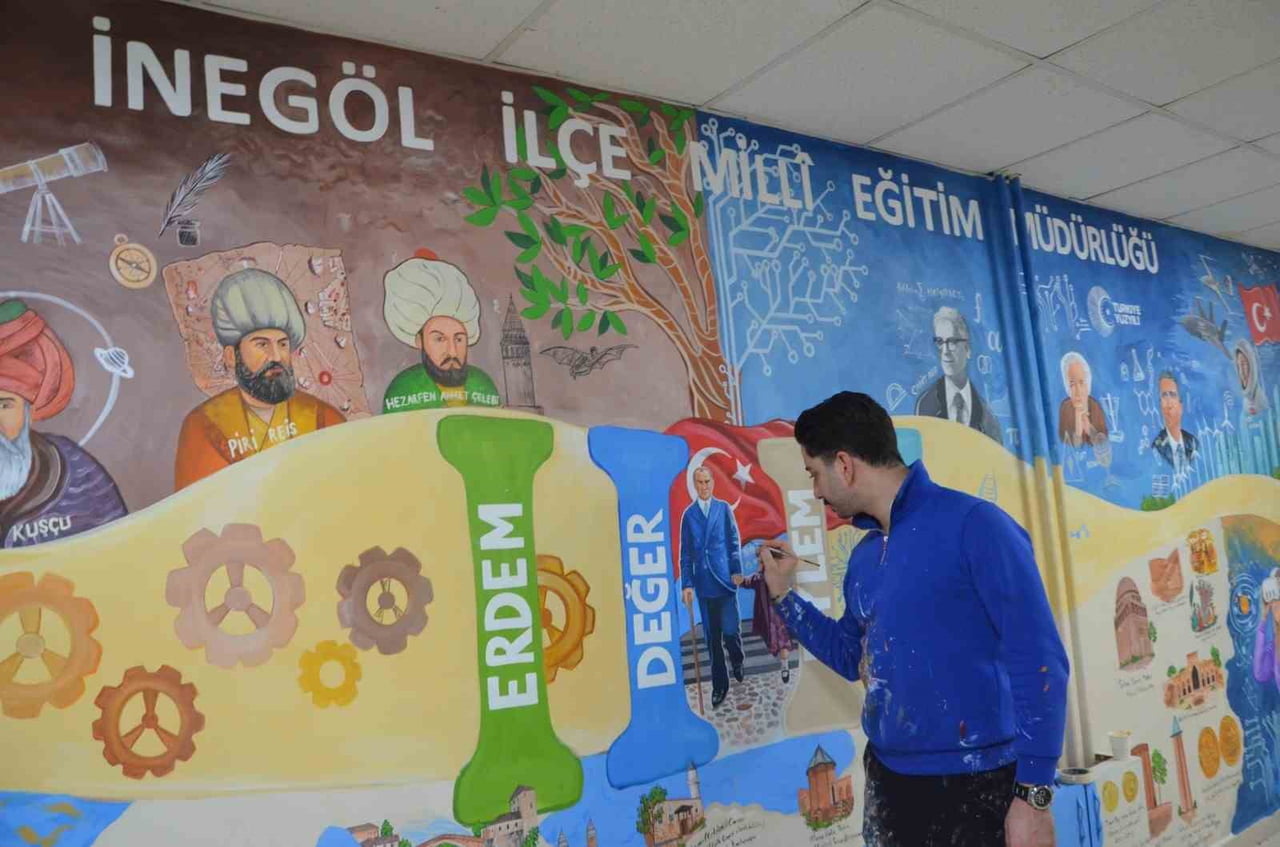 BURSA'NIN İNEGÖL İLÇESİNDE ENGELLİ BİR ÖĞRETMEN, TÜRKİYE YÜZYILI MAARİF MODELİ MÜFREDATINI HAYAL...