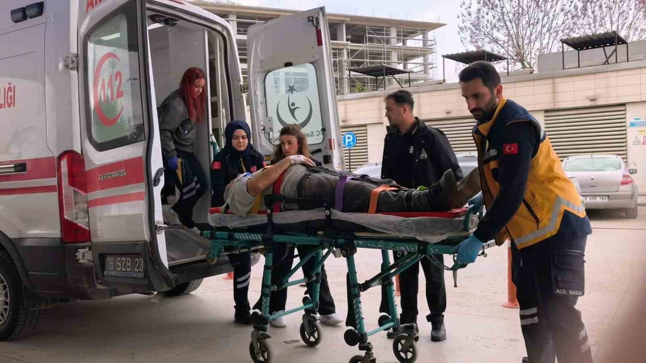 BURSA'NIN İNEGÖL İLÇESİNDE FAALİYET GÖSTEREN MOBİLYA İMALATHANESİNDE MEYDANA GELEN OLAYDA ÇATININ...