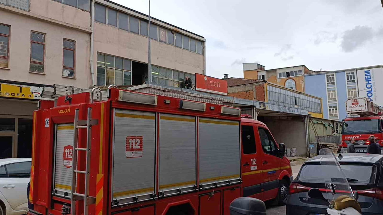 BURSA'NIN İNEGÖL İLÇESİNDE FAALİYET GÖSTEREN MOBİLYA İMALATHANESİNDE MEYDANA GELEN OLAYDA ÇATININ...