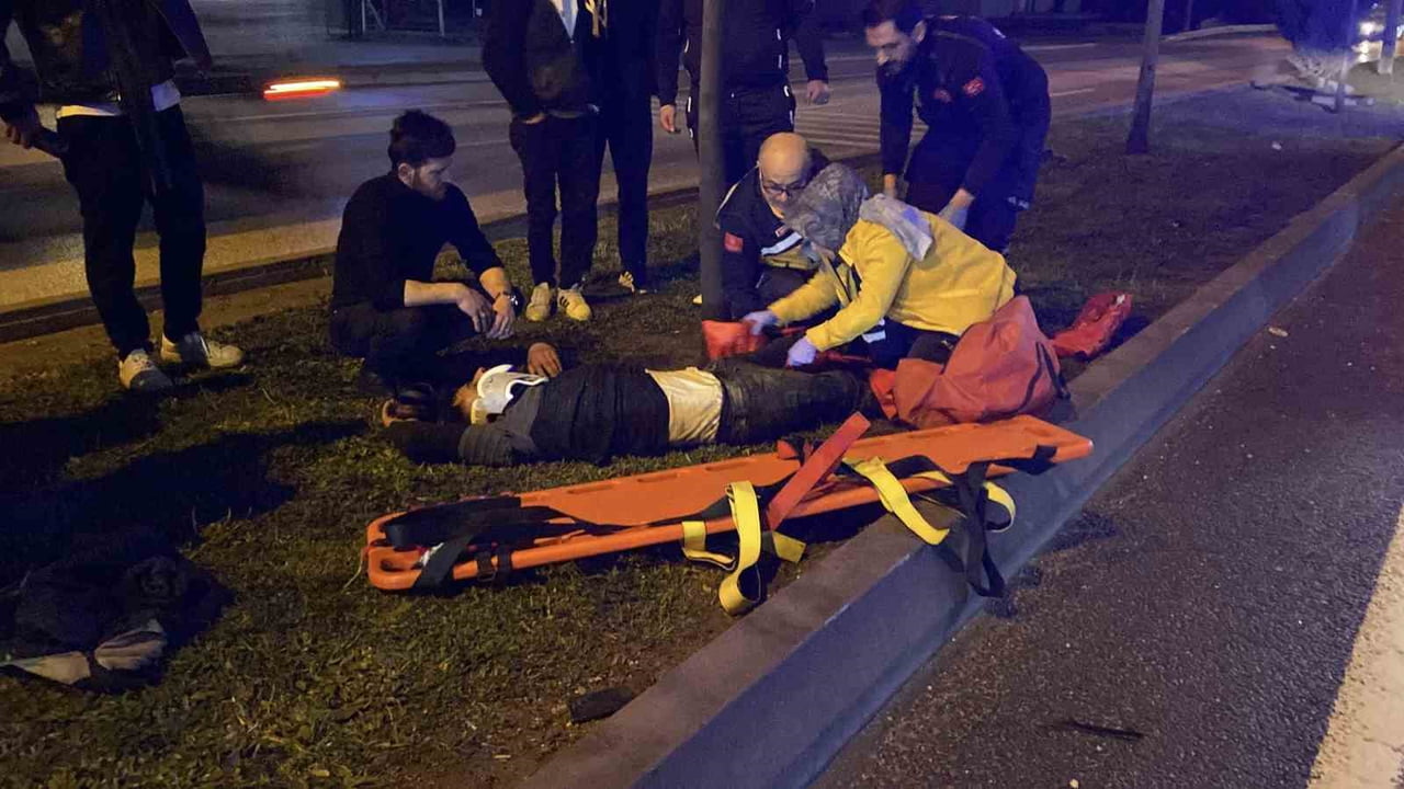 BURSA'NIN İNEGÖL İLÇESİNDE MEYDANA GELEN KAZADA KARŞIDAN KARŞIYA GEÇERKEN KARAYOLU ÜZERİNE...