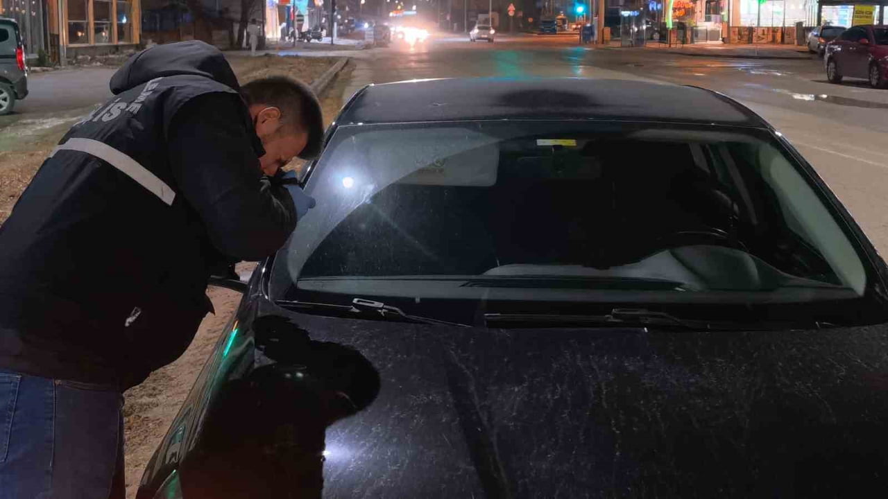 BURSA'NIN İNEGÖL İLÇESİNDE MEYDANA GELEN OLAYDA, SEYİR HALİNDEKİ OTOMOBİLE YORGUN MERMİ İSABET...