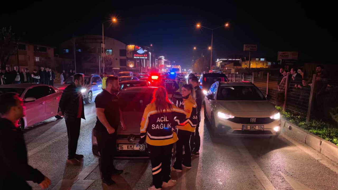 BURSA'NIN İNEGÖL İLÇESİNDE MEYDANA GELEN ZİNCİRLEME KAZADA ORTALIK KARIŞTI. SÜRÜCÜ VE ARKADAŞLARI...