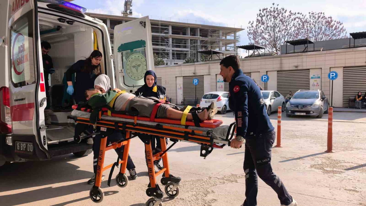 BURSA'NIN İNEGÖL İLÇESİNDE MOTOSİKLET İLE BİSİKLETLİ GENÇLERİN KARIŞTIĞI KAZADA, 3 KİŞİ...