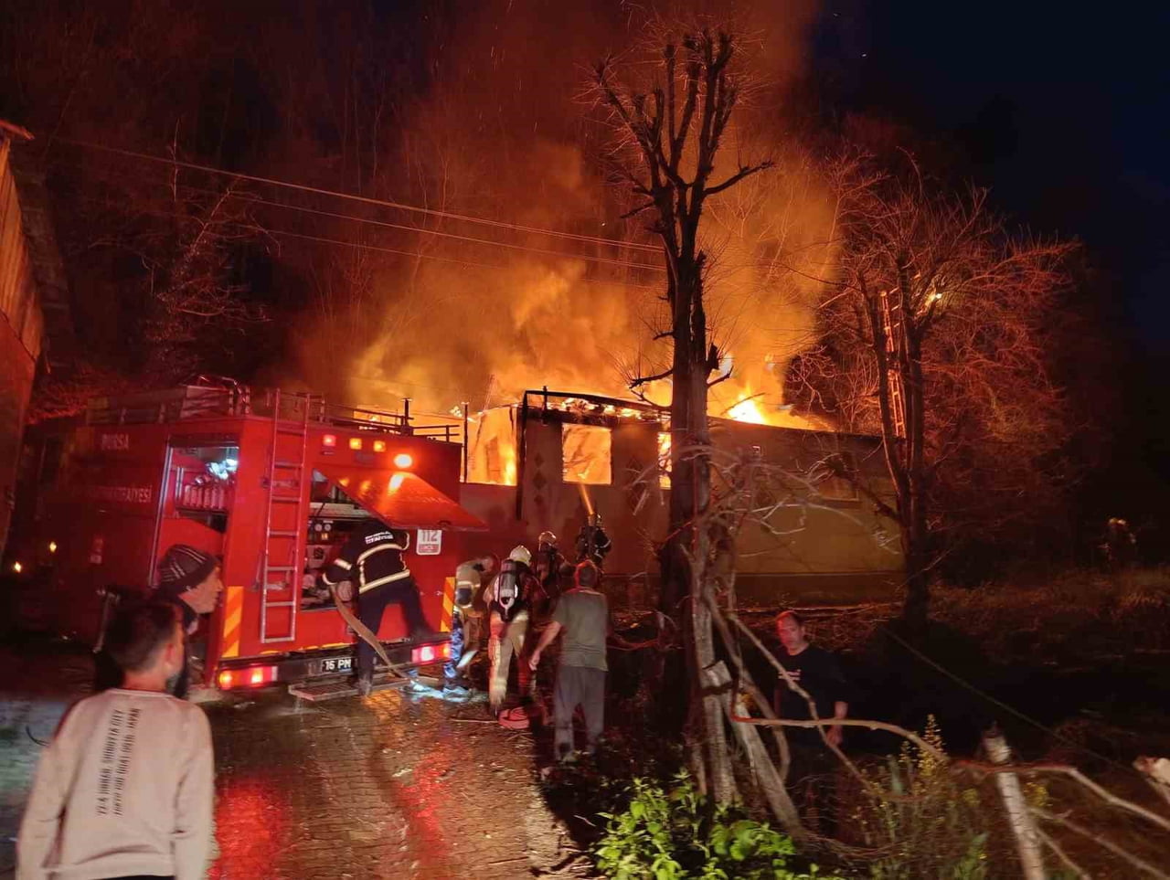 BURSA'NIN İNEGÖL İLÇESİNDE TEK KATLI EV, ÇIKAN YANGIN SONUCU KULLANILAMAZ HALE GELDİ.