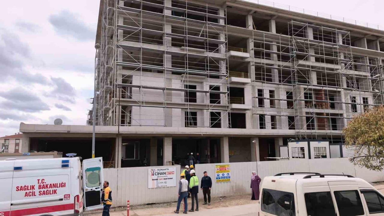 BURSA'NIN İNEGÖL İLÇESİNDE YAPIMI DEVAM EDEN BİR İNŞAATTA ÇALIŞAN İŞÇİ, 2. KATTAN DÜŞEREK...