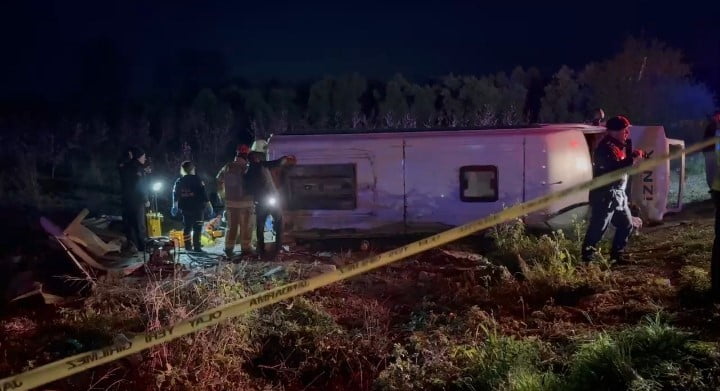 BURSA'NIN İZNİK İLÇESİ'NDE  YOLCU MİNİBÜSÜNÜN DEVRİLMESİ SONUCU 1 KİŞİ HAYATINI KAYBETTİ, 12 KİŞİ...