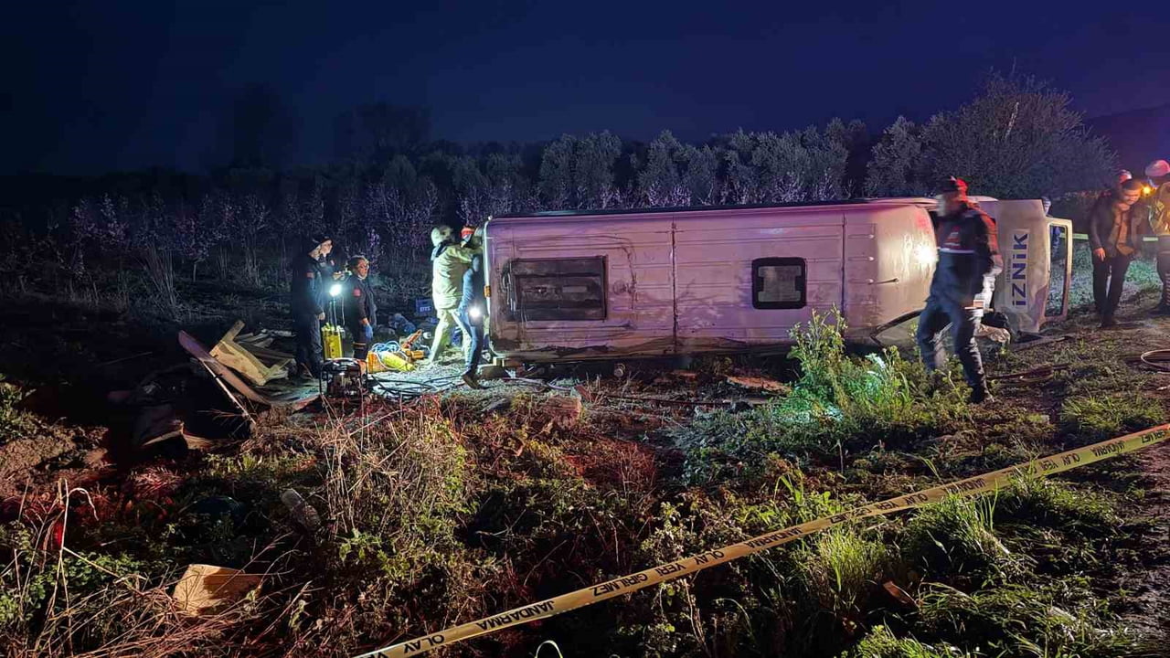 BURSA'NIN İZNİK İLÇESİ'NDE  YOLCU MİNİBÜSÜNÜN DEVRİLMESİ SONUCU 1 KİŞİ HAYATINI KAYBETTİ, 12 KİŞİ...