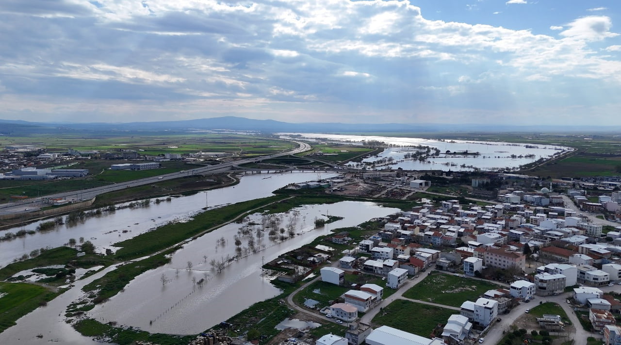 BURSA'NIN KARACABEY İLÇESİNDE ŞİDDETLİ YAĞIŞLAR SEBEBİYLE TAŞAN DERELER KARACABEY OVASINI SULAR...