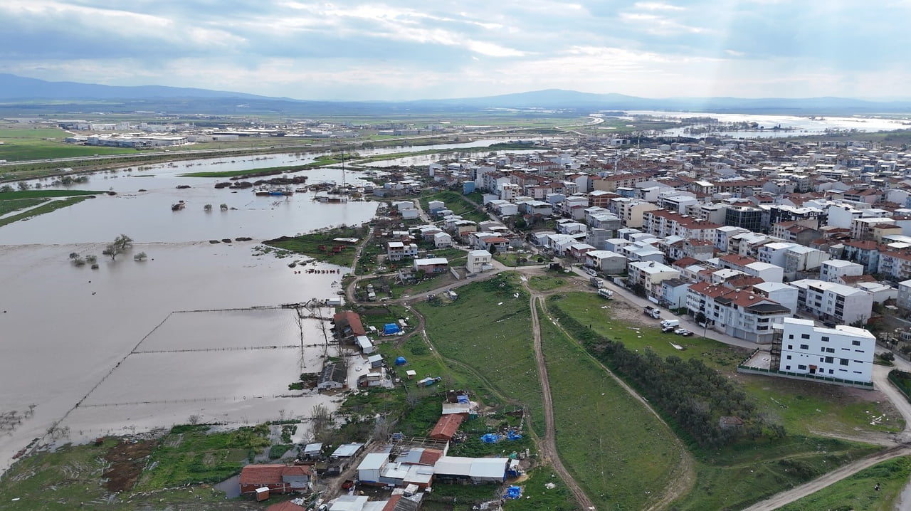 BURSA'NIN KARACABEY İLÇESİNDE ŞİDDETLİ YAĞIŞLAR SEBEBİYLE TAŞAN DERELER KARACABEY OVASINI SULAR...