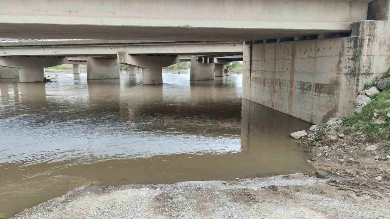 BURSA'NIN KARACABEY İLÇESİNDE YOLU KISALTMAK İÇİN KÖPRÜ ALTINDAN ARACIYLA GEÇMEK İSTEYEN 60...