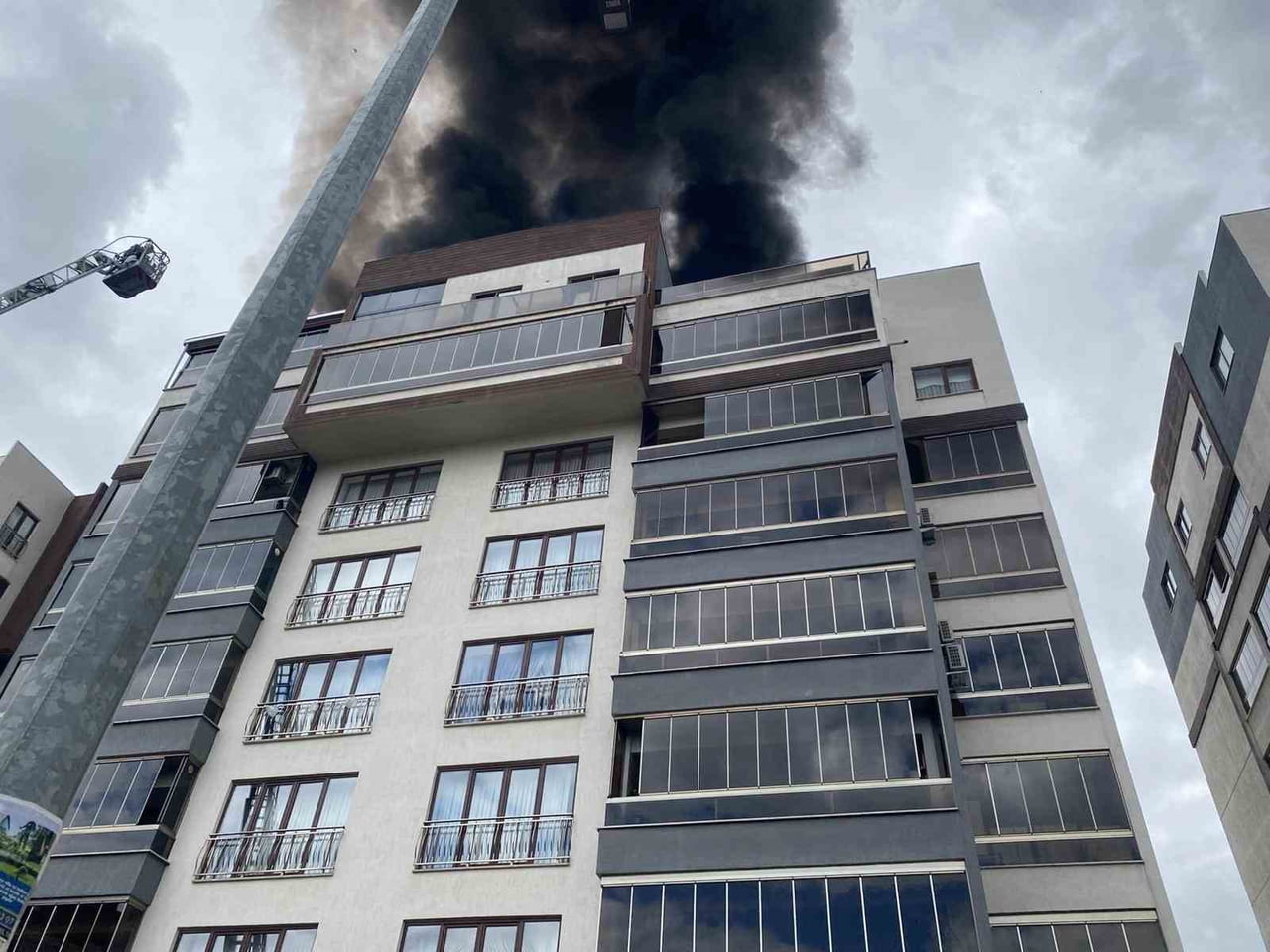 BURSA'NIN MERKEZ YILDIRIM İLÇESİNDE 8 KATLI SİTENİN ÇATI KATINDA ÇIKAN YANGIN KORKU DOLU ANLAR...