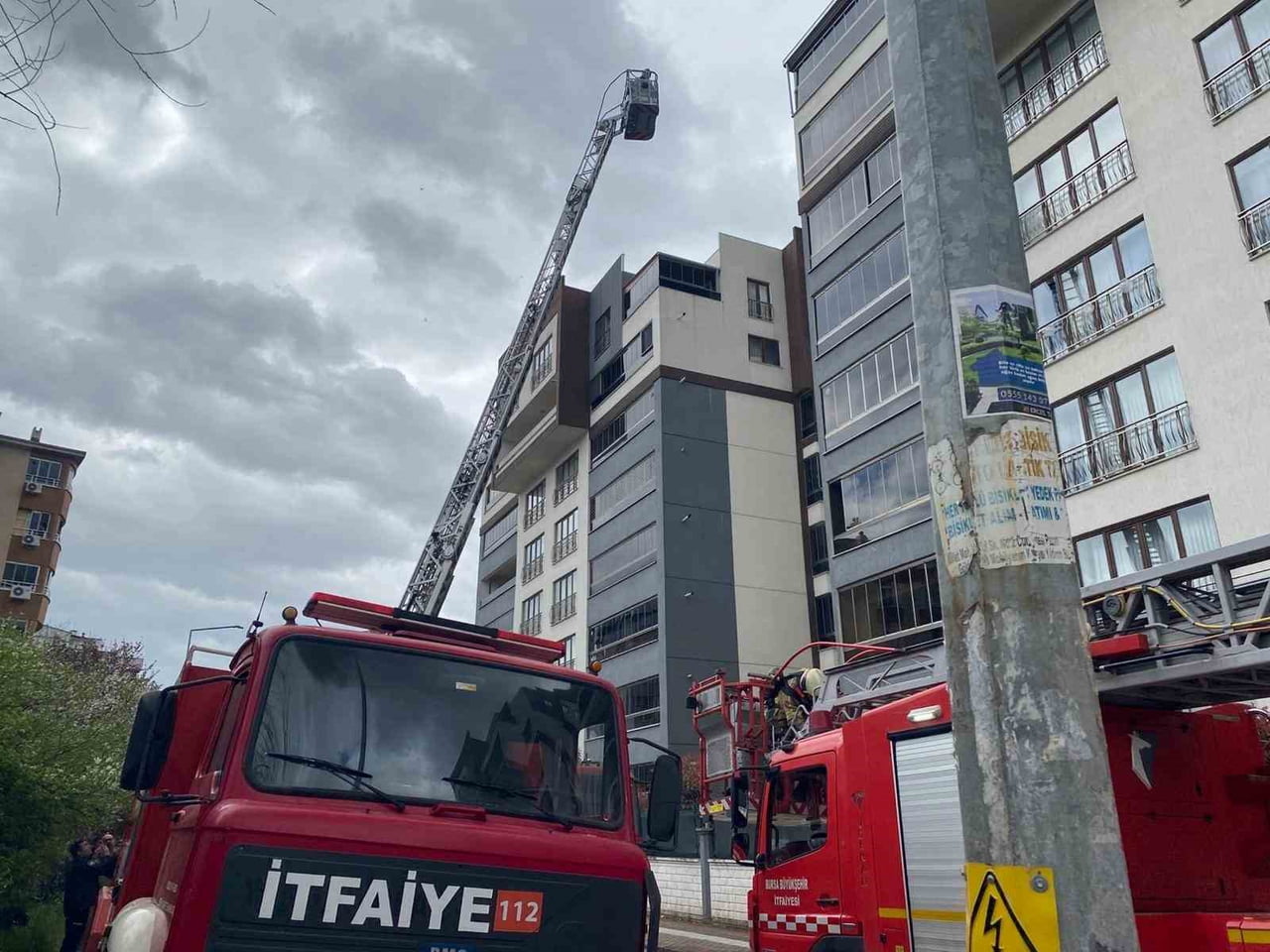 BURSA'NIN MERKEZ YILDIRIM İLÇESİNDE 8 KATLI SİTENİN ÇATI KATINDA ÇIKAN YANGIN KORKU DOLU ANLAR...