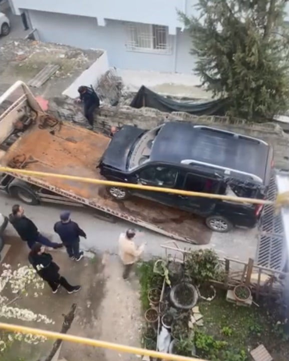 BURSA'NIN YILDIRIM İLÇESİNDE KONTROLDEN ÇIKARAK KAZA YAPAN OTOMOBİLİN MERDİVENLERDEN YUVARLANDIĞI...