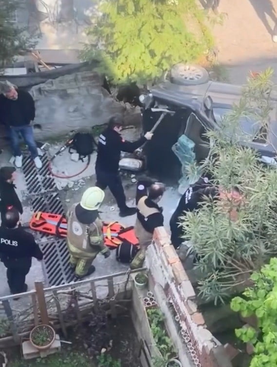 BURSA'NIN YILDIRIM İLÇESİNDE KONTROLDEN ÇIKARAK KAZA YAPAN OTOMOBİLİN MERDİVENLERDEN YUVARLANDIĞI...