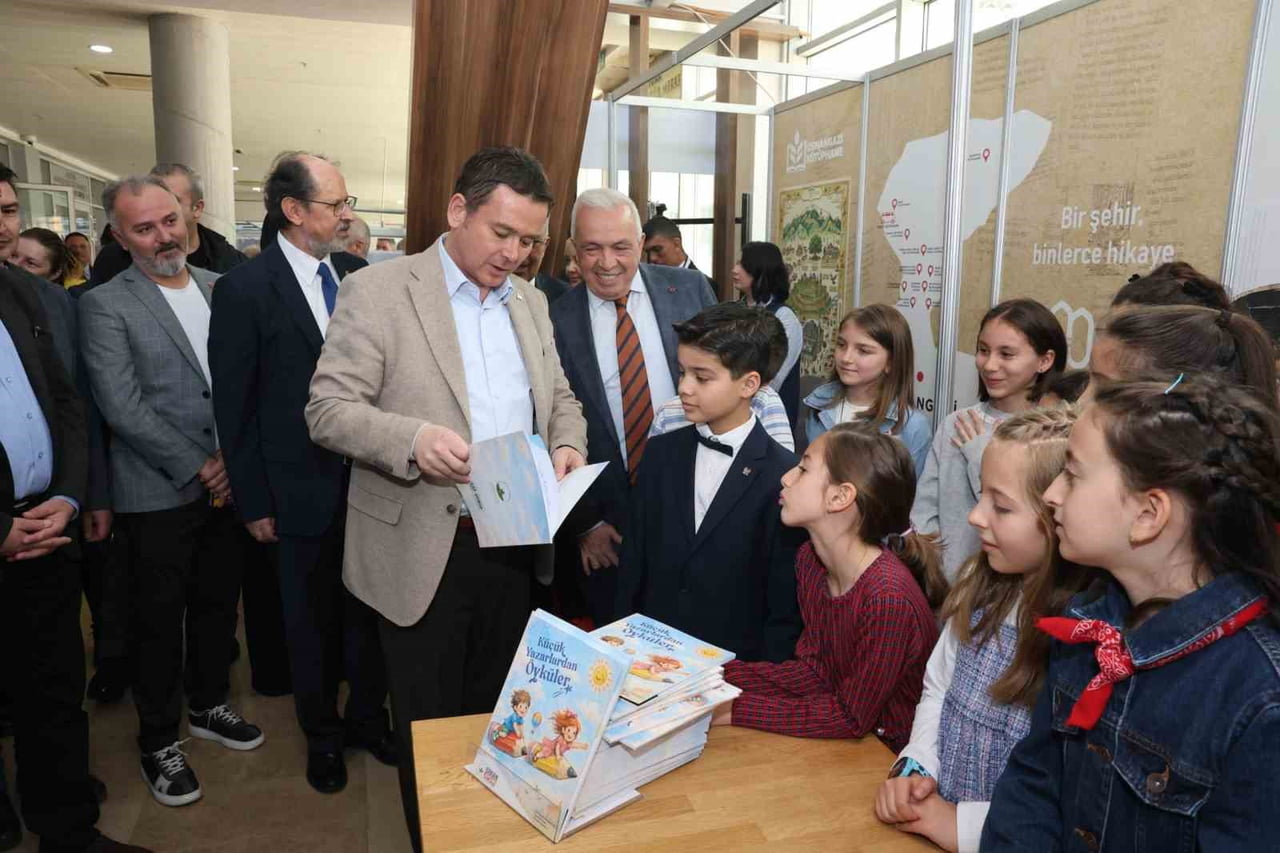 BURSA 23. KİTAP FUARI’NI ZİYARET EDEN OSMANGAZİ BELEDİYE BAŞKANI ERKAN AYDIN, ÇOCUK YAZARLARLA BİR...