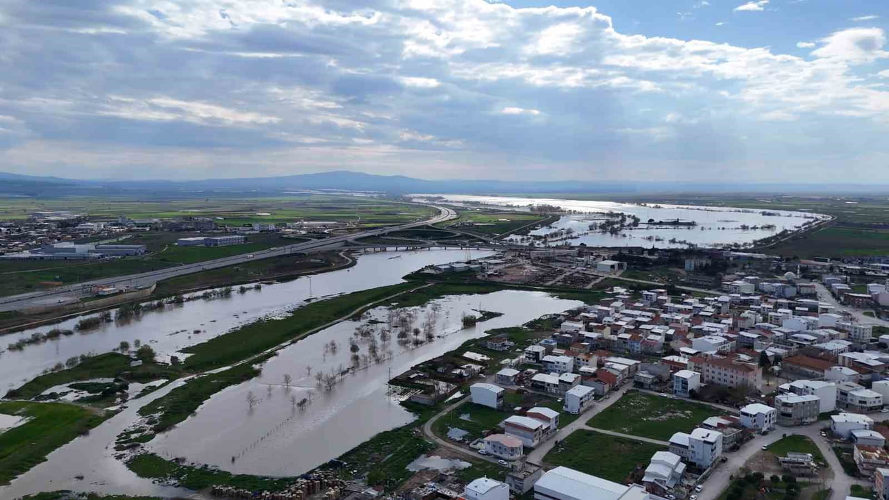 BURSA’DA 3 GÜN ARALIKSIZ YAĞAN YAĞMURLARIN ARDINDAN KARACABEY İLÇESİNE BAĞLI BAYIRALTI...