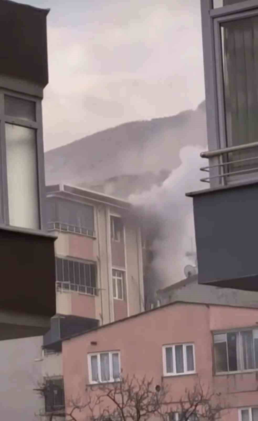 BURSA’DA APARTMAN DAİRESİNDE ÇIKAN YANGIN, MAHALLEYİ AYAĞA KALDIRDI
