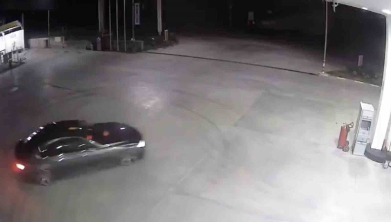 BURSA’DA BENZİN İSTASYONUNDA SÜRÜCÜ, YAPTIĞI DRİFT NEDENİYLE JANDARMA EKİPLERİNCE TESPİT EDİLEREK...