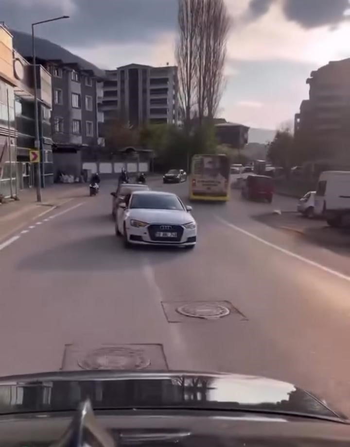 BURSA’DA DÜĞÜN KONVOYU YAPAN BİR GRUP SÜRÜCÜ, MÜZİK EŞLİĞİNDE TRAFİKTE TEHLİKELİ ANLARA NEDEN...