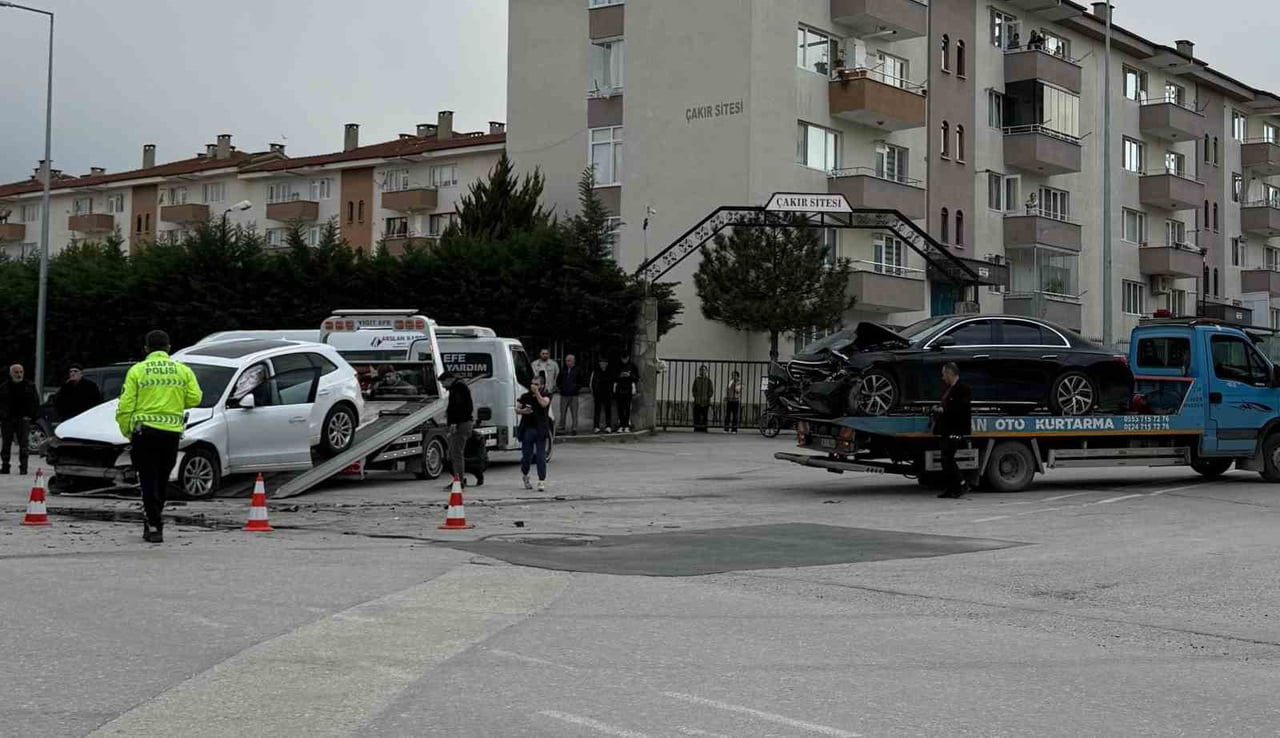 BURSA’DA FECİ KAZA : 2 YARALI