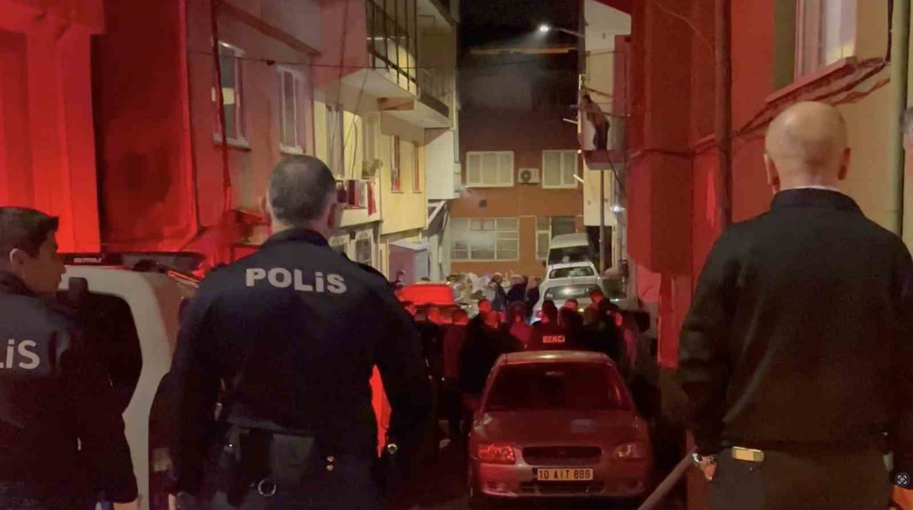 BURSA’DA GECE SAATLERİNDE KOMŞULAR ARASINDA ÇIKAN PARK YERİ TARTIŞMASI KISA SÜREDE BÜYÜYEREK...