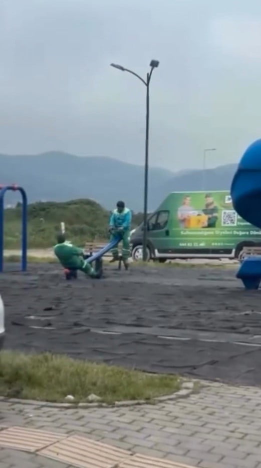 BURSA’DA GÖREV YAPAN BELEDİYE TEMİZLİK İŞÇİLERİNİN İŞ ARASI VERDİKLERİ KISA MOLADA SERGİLEDİKLERİ...