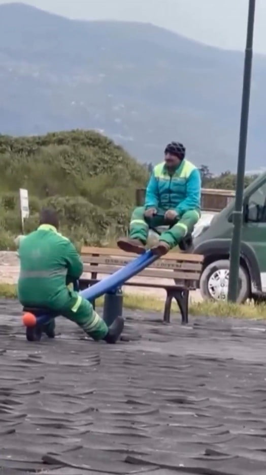 BURSA’DA GÖREV YAPAN BELEDİYE TEMİZLİK İŞÇİLERİNİN İŞ ARASI VERDİKLERİ KISA MOLADA SERGİLEDİKLERİ...
