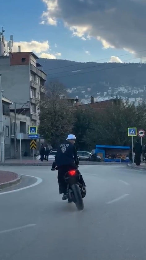 BURSA’DA POLİS YELEĞİ GİYEREK MOTOSİKLETİYLE TRAFİKTE AKROBATİK HAREKETLER YAPAN VE O GÖRÜNTÜLERİ...