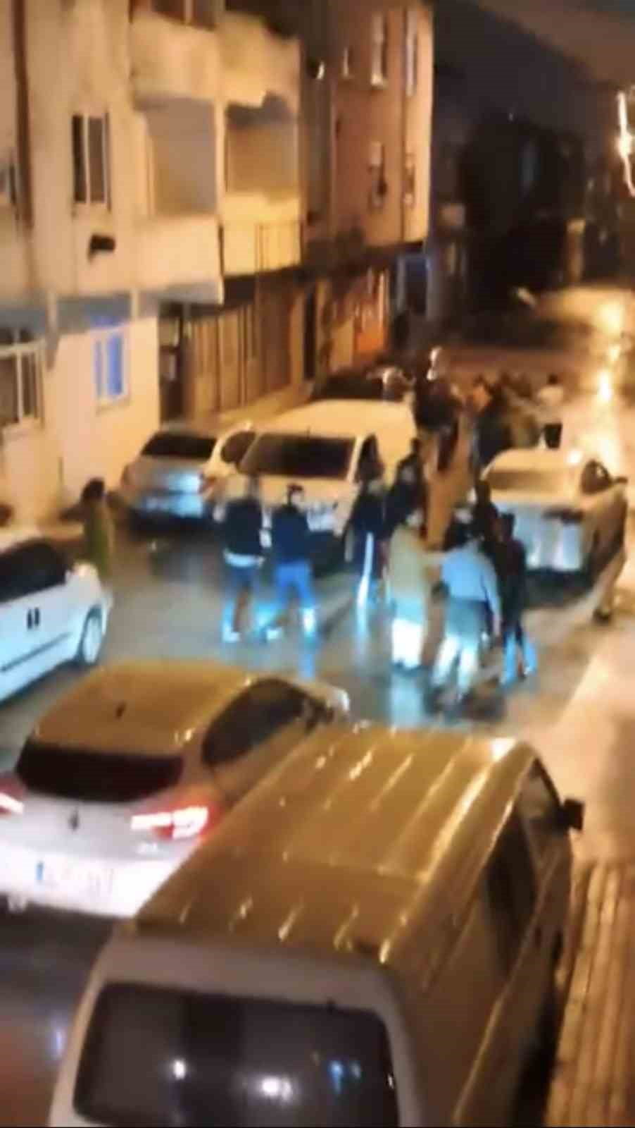 BURSA’DA SOKAK ORTASINDA MEYDAN MUHAREBESİ GİBİ KAVGA