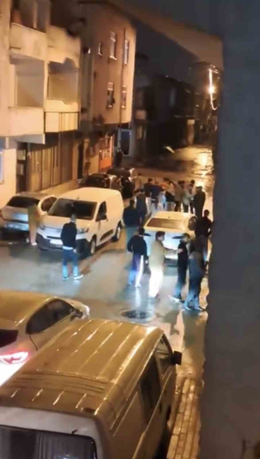 BURSA’DA SOKAK ORTASINDA MEYDAN MUHAREBESİ GİBİ KAVGA