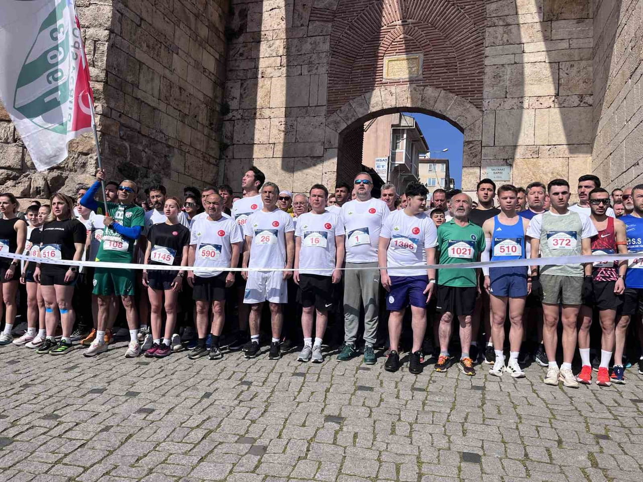 BURSA’DA TARİHİ PARKURDA NEFES KESEN KOŞU, 1500 KİŞİ AYNI HEYECANDA BULUŞTU