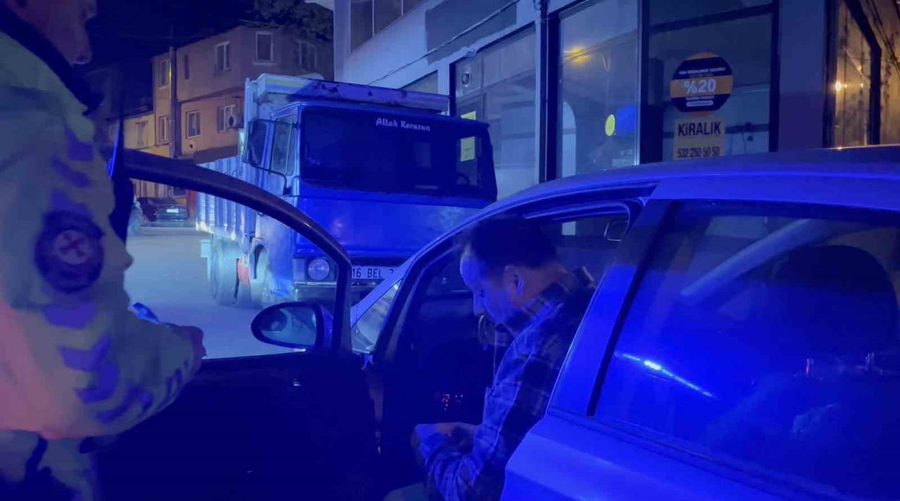 BURSA’DA UYGULAMA NOKTASINA GİRMEMEK İÇİN TERS YÖNE GİREN ALKOLLÜ SÜRÜCÜ, TRAFİK POLİS EKİPLERİ...