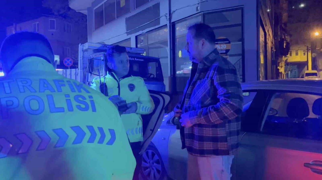 BURSA’DA UYGULAMA NOKTASINA GİRMEMEK İÇİN TERS YÖNE GİREN ALKOLLÜ SÜRÜCÜ, TRAFİK POLİS EKİPLERİ...