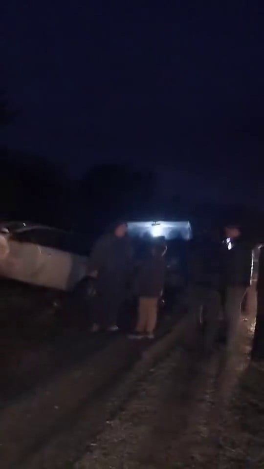 BURSA’DA YAMAÇTAN KOPAN KAYALAR, ARAÇLARIN ÜZERİNE YAĞDI