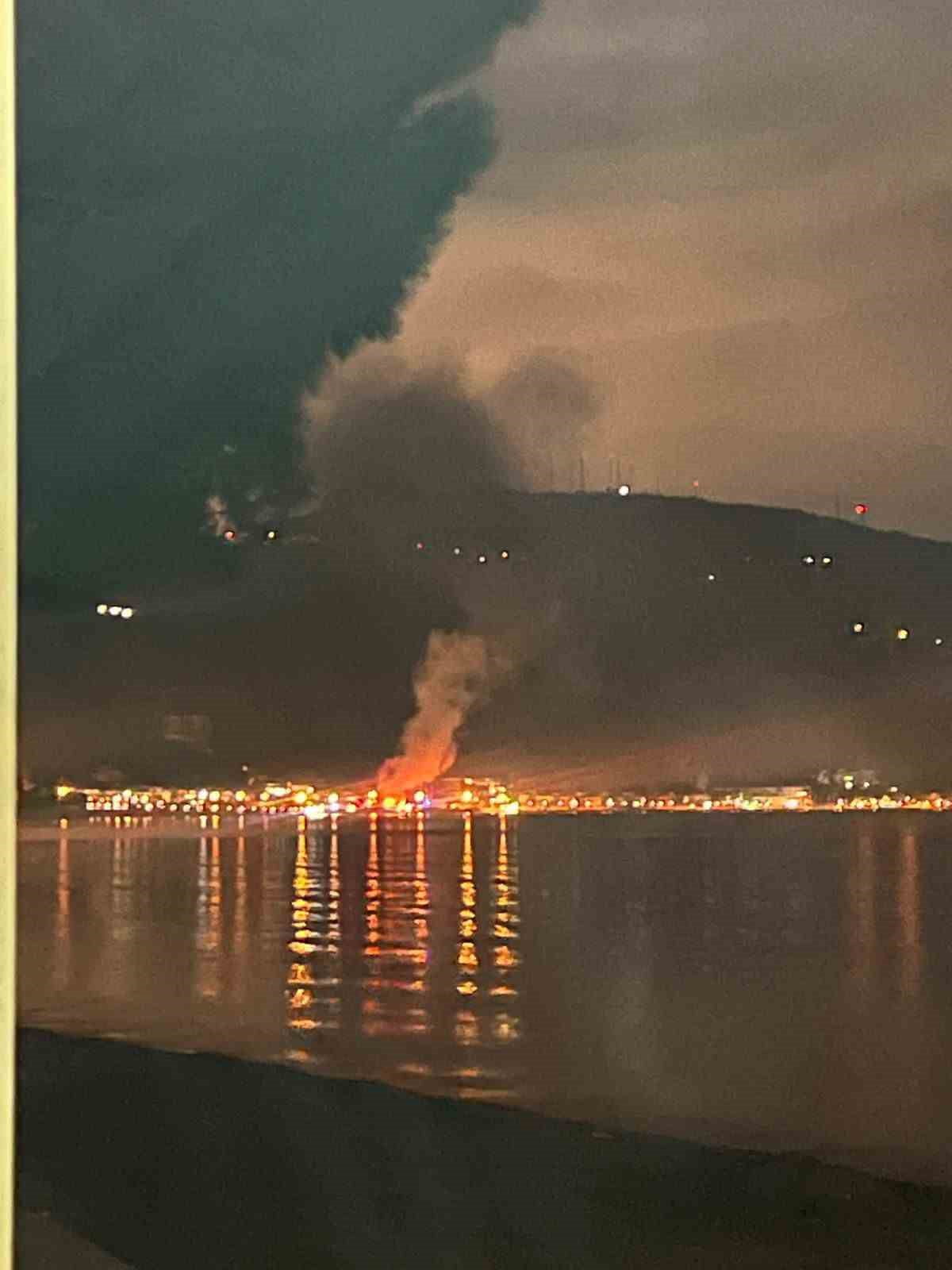 BURSA’NIN GEMLİK İLÇESİNDE GECE SAATLERİNDE ÇIKAN YANGIN, İTFAİYE EKİPLERİNİN MÜDAHALESİYLE...