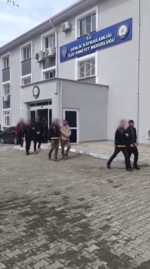 BURSA’NIN GEMLİK İLÇESİNDE MEYDANA GELEN SİLAHLI YARALAMA OLAYININ ŞÜPHELİLERİ, POLİS EKİPLERİNİN...