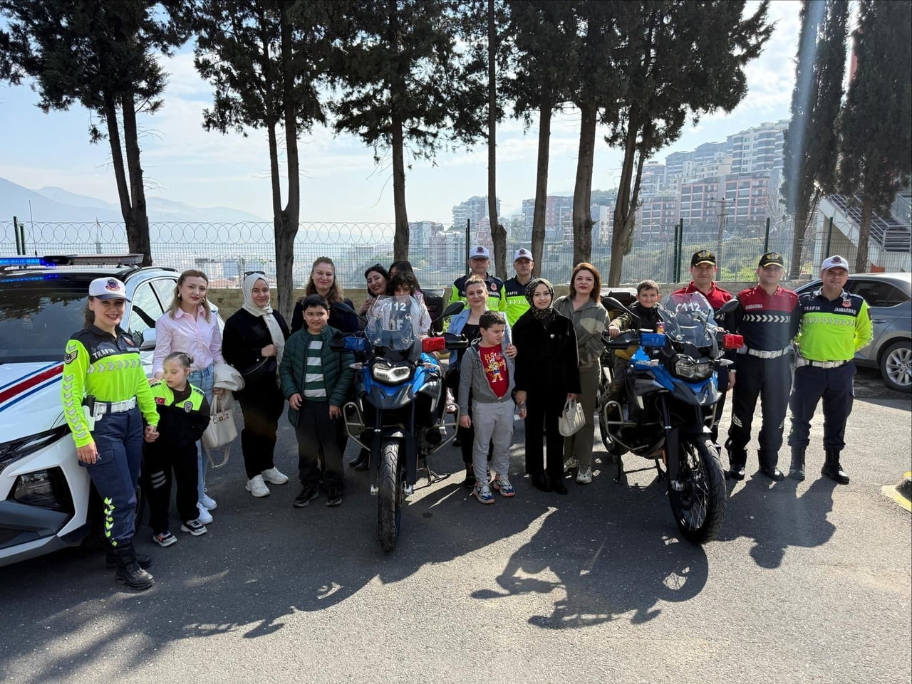 BURSA’NIN GEMLİK İLÇESİNDE ŞEHİT ÖĞRETMEN ETEM YAŞAR İLKOKULU ÖĞRENCİLERİ, 2 NİSAN OTİZM...