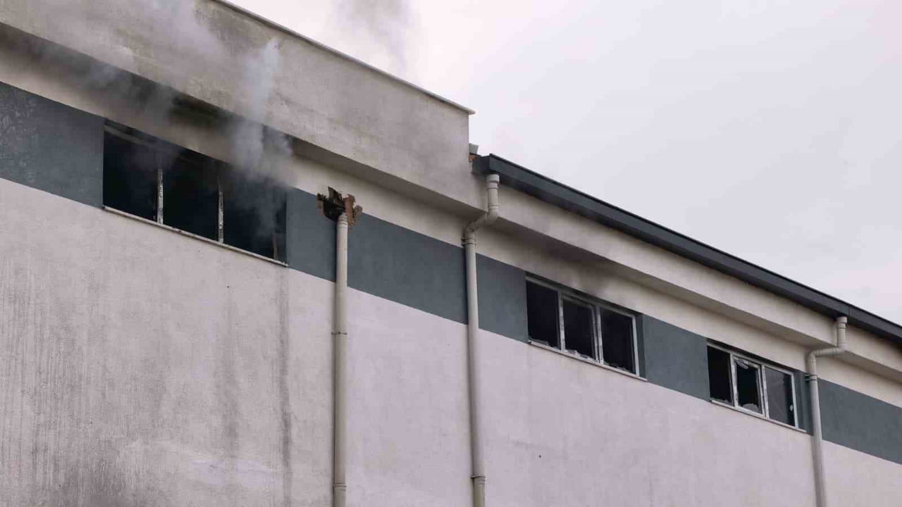 BURSA’NIN İNEGÖL İLÇESİNDE FAALİYET GÖSTEREN BİR MOBİLYA FABRİKASINDA YANGIN ÇIKTI. YANGIN YERİNE...
