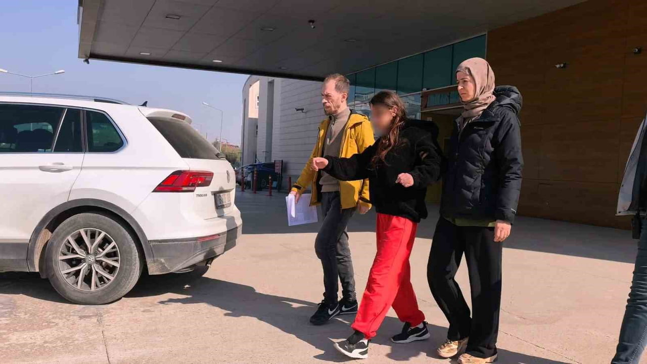 BURSA’NIN İNEGÖL İLÇESİNDE İKİ GENÇ KIZ ARASINDA ÇIKAN BIÇAKLI KAVGADA YARALANAN TARAFLARDAN BİRİ...