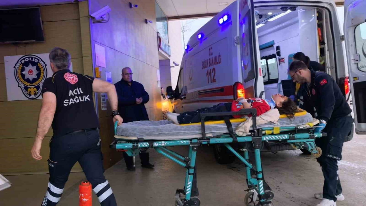 BURSA’NIN İNEGÖL İLÇESİNDE KONTROLDEN ÇIKARAK DEVRİLEN MOTOSİKLETTE BULUNAN 1’İ ÇOCUK 2 KİŞİ...