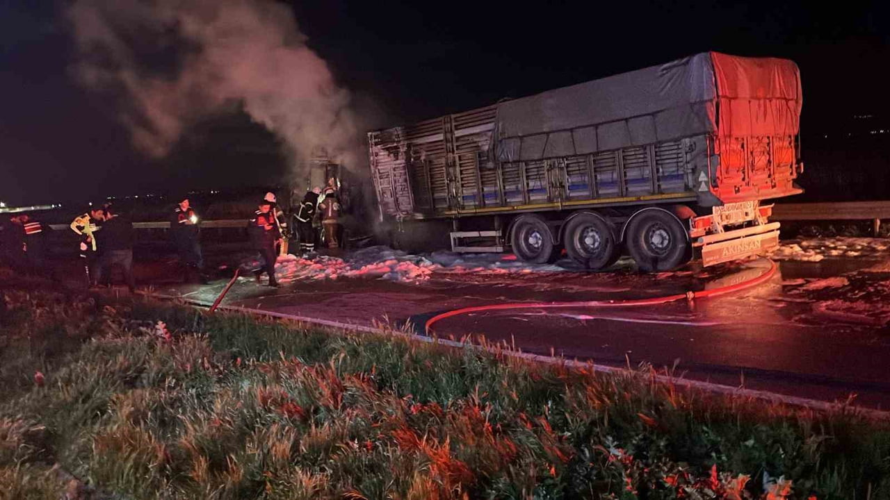 BURSA’NIN KARACABEY İLÇESİ ULUABAT MEVKİİNDE SEYİR HALİNDEKİ BİR TIR’DA ÇIKAN YANGIN PANİĞE NEDEN...
