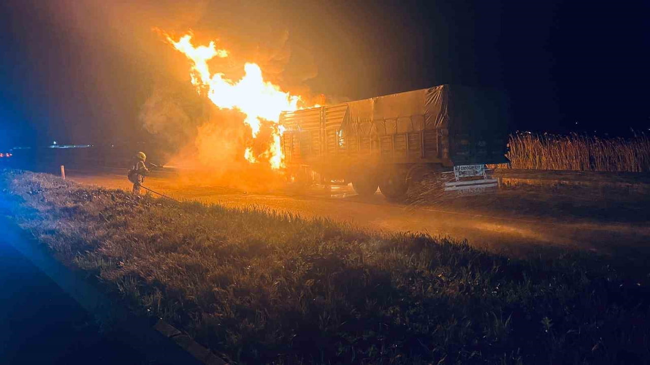 BURSA’NIN KARACABEY İLÇESİ ULUABAT MEVKİİNDE SEYİR HALİNDEKİ BİR TIR’DA ÇIKAN YANGIN PANİĞE NEDEN...