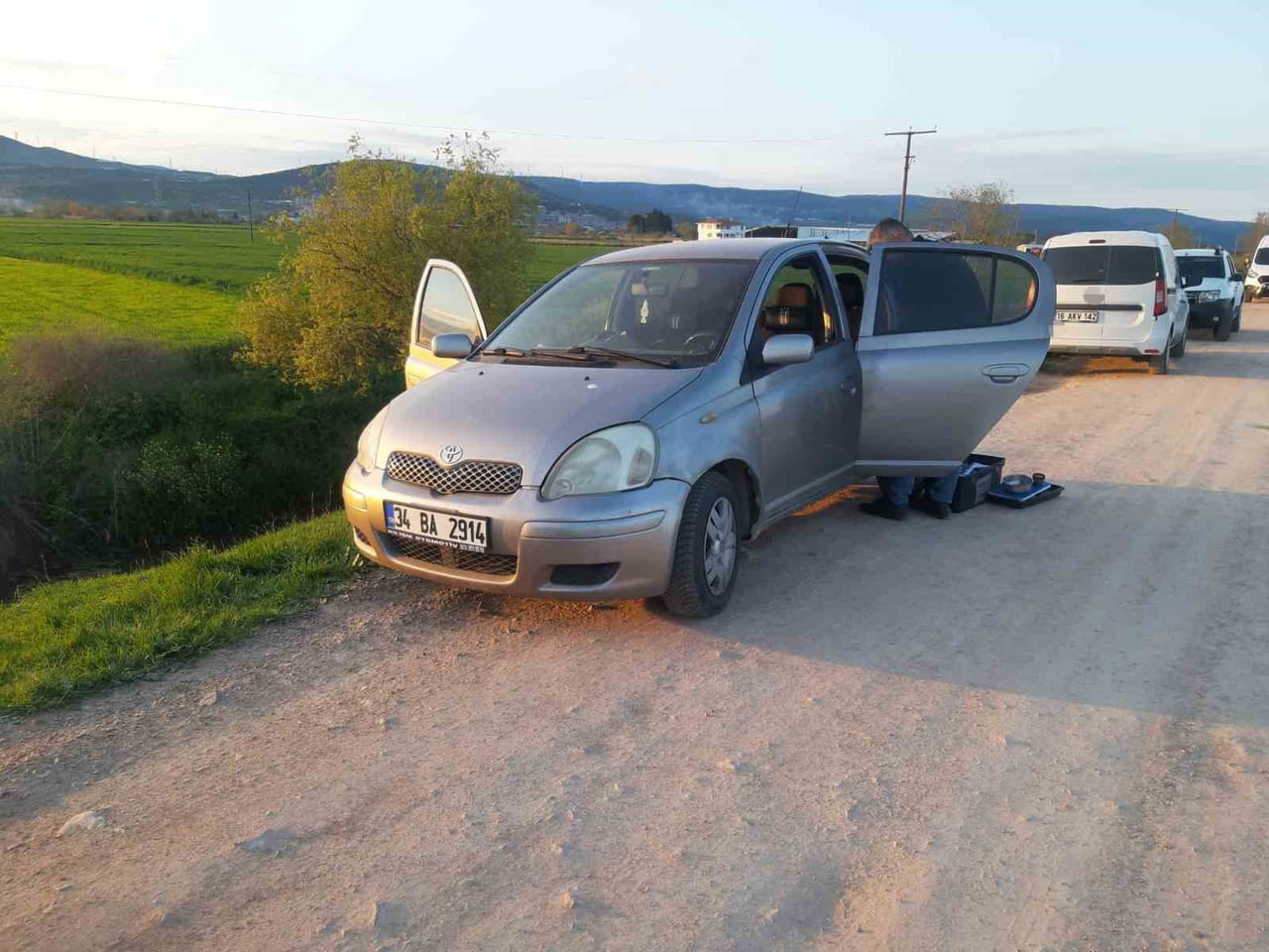 BURSA’NIN KARACABEY İLÇESİNDE HAKAN YILMAZ’IN(28) PARK HALİNDEKİ ARACININ YAKINLARINDA CANSIZ...