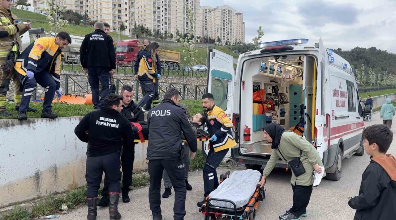 BURSA’NIN KESTEL İLÇESİNDE DEREYE DÜŞEN BİR KİŞİ YARALANDI. YARALI, EKİPLERİN ÇALIŞMASIYLA...