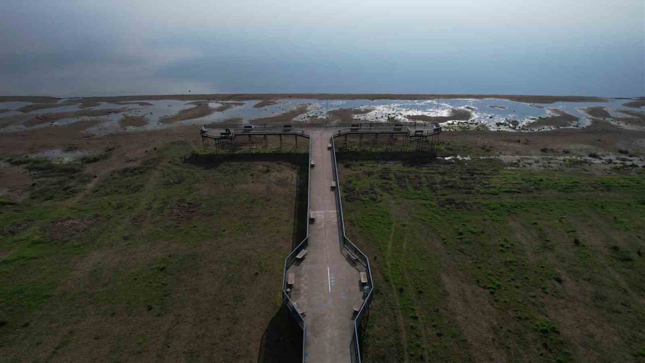 BURSA’NIN ORHANGAZİ İLÇESİ SAHİLİNDE BULUNAN İZNİK GÖLÜ’NDE SU YAKLAŞIK 300 METRE ÇEKİLDİ. DAHA...