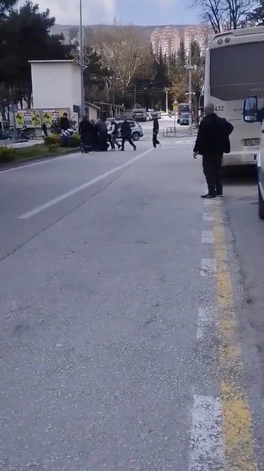 BURSA’NIN ORHANGAZİ İLÇESİNDE PARK YERİ NEDENİYLE ÇIKAN TARTIŞMA KISA SÜREDE BÜYÜYEREK KAVGAYA...