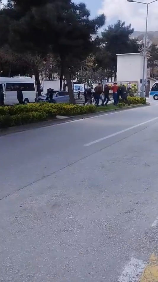 BURSA’NIN ORHANGAZİ İLÇESİNDE PARK YERİ NEDENİYLE ÇIKAN TARTIŞMA KISA SÜREDE BÜYÜYEREK KAVGAYA...