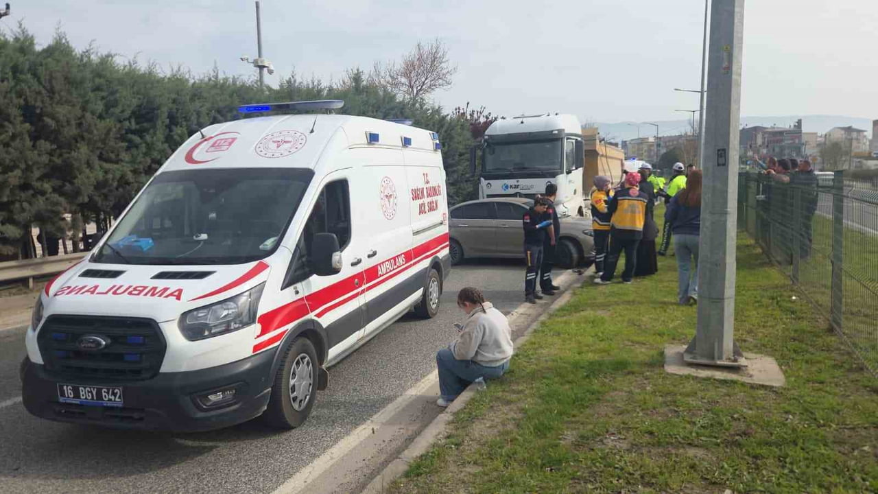 BURSA’NIN ORHANGAZİ İLÇESİNDE YALOVA BURSA KARAYOLU YENİKÖY KAVŞAĞI YAKINLARINDA MEYDANA GELEN...