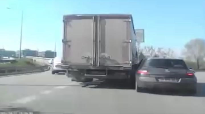 BURSA’NIN OSMANGAZİ İLÇESİNDE AVRUPA KONSEYİ BULVARI ÜZERİNDEKİ YOL AYRIMINDA MEYDANA GELEN...